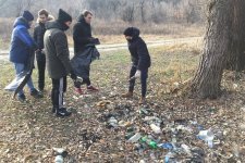 Студенты снова убирали мусор на берегу реки Ворона